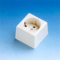 FAMATEL - BASE FIJA PORCEL.10A-250V TT LAT.BLANCO